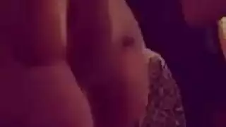 عروس عربية فاتنة تركب قضيباً كبيراً في شهر العسل مشهد إباحي كامل