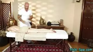 تدليك إباحي: تحفيز أثداء وفرج ناضجة حتى النشوة