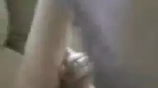 شقراء هاوية تأخذ قضيباً سميناً في فمها بعد غياب طويل