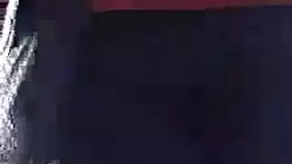 فتاة وقحة في لاتكس ترقص ثم تتعرض لعملية جماعية من الملائكة