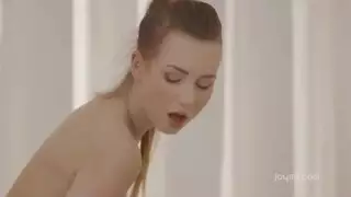 جلسة سكس عزابية: حركات قضيب عميقة لهزة نابعة