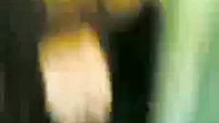 عاهرة مصرية تظهر ثدييها في دش الشارع