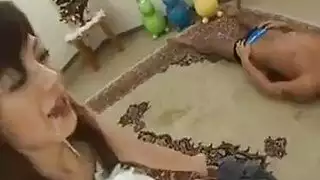 النقود والجنس الجماعي: أثرياء يتشاركون فتيات في جلسات جنس