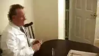 شقراء ناضجة ترتدي ملابس من الدانتيل تأخذ إيلاجًا مزدوجًا