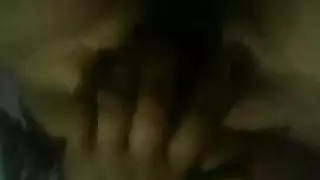 متنافس بلا مال يفوز بقبلة ثم يأخذها شرجياً