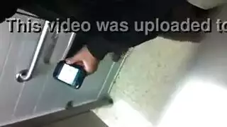 قضيب صلب يظهر من خلال ملابس رجل مستقيم الداخلية