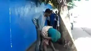 أفريقي ينيك بنت مشردة في وضح النهار