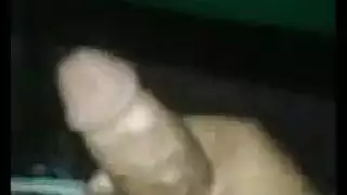 مواطن مسن ببندقية كبيرة يمارس الجنس مع شباب