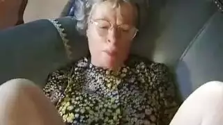 اخي الصقير يحضر هدية