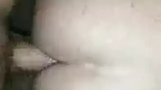 أوضة جماعية لطاقم طيران مخمور في حمام طائرة ضيق