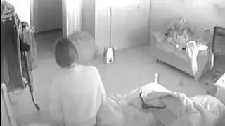  مراهقة استعراضية تخلع ملابسها في غرفة شاب مجهول